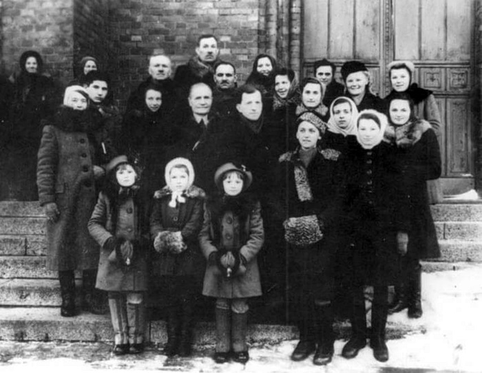 На порозі костелу Св. Антонія у Рівному, 1950 рік 