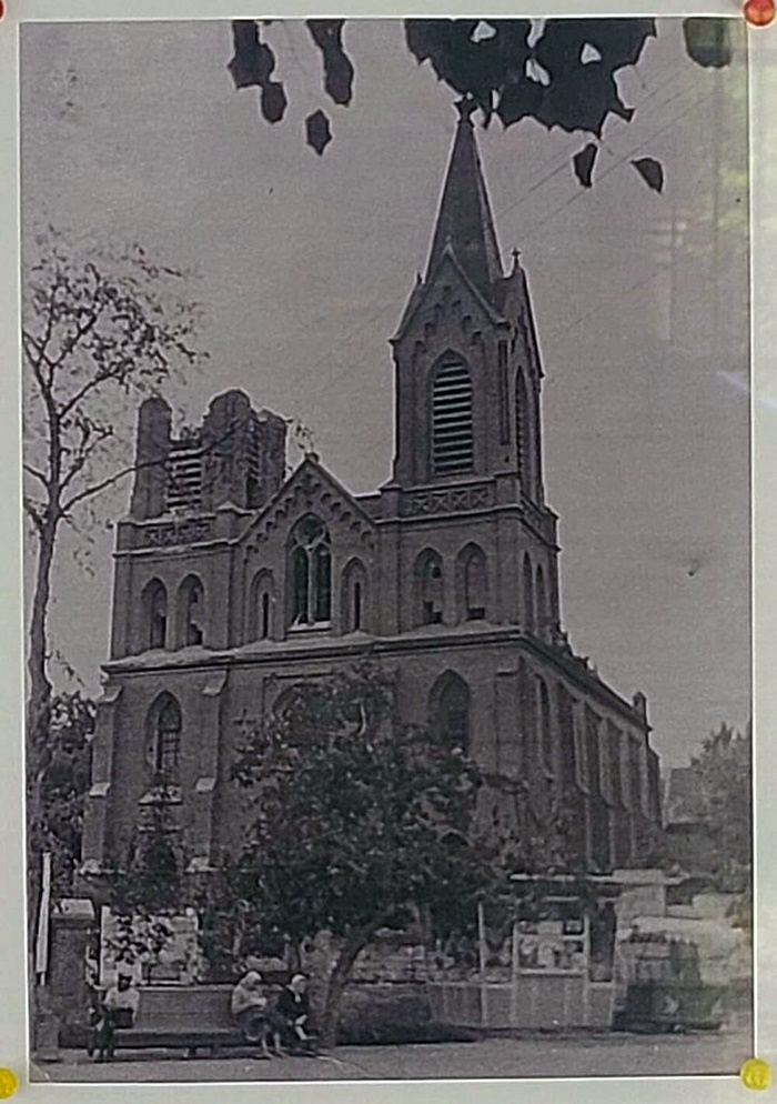 Костел зі зруйнованою вежею, фото імовірно 1962-1963 років