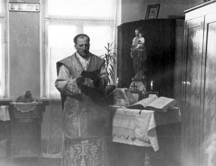 Віряни охоче приймали в себе переслідуваного священника і надавали йому можливість відправляти службу