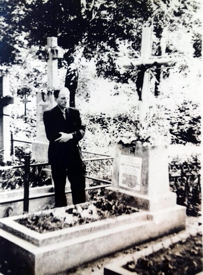 Отець Серафим на Дубенському цвинтарі у Рівному біля могили Ханечки