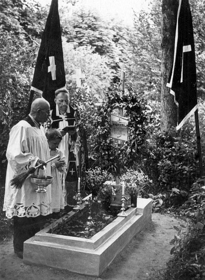 Рівне, Дубенський цвинтар, Серафим Кашуба біля однієї з могил