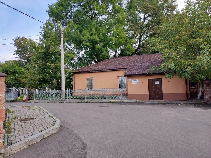 Будинок на вулиці Гоголя поруч із колишнім костелом Св. Антонія. Колись належав до плебанії. У ньому певний час мешкав Серафим Кашуба 