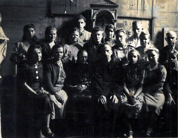 Серафим Кашуба з прихожанами на засланні в Казахстані 