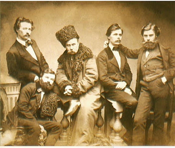 Тарас Шевченко з Г. Честахівським, братами О. та М. Лазаревськими і П. Якушкіним. Фото А. Деньєр. 1859 р.