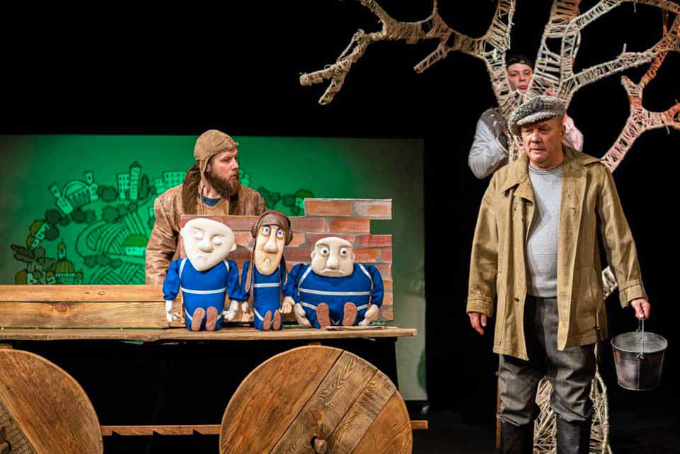 Сцена з вистави "Нехай щастить"