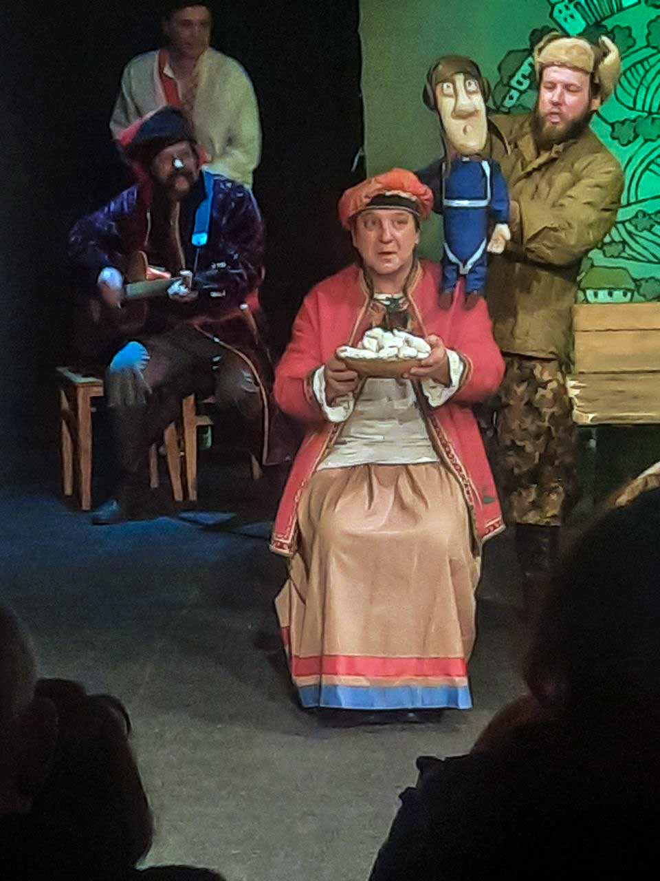 Сцена з вистави "Нехай щастить"