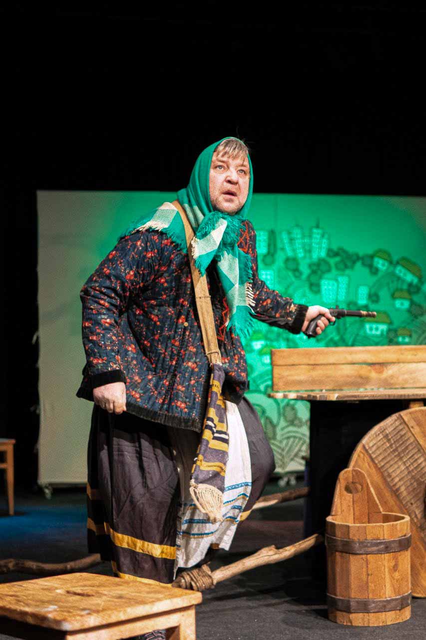 Сцена з вистави "Нехай щастить"