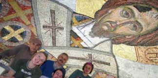 Професор Роман Василик з Миколою Кристопчуком, Тетяною Знак, Володимиром Яцківим, Василем Сиваком та Тарасом Лесівим в процесі роботи над виконанням мозаїки. Автор фото Василь Косів