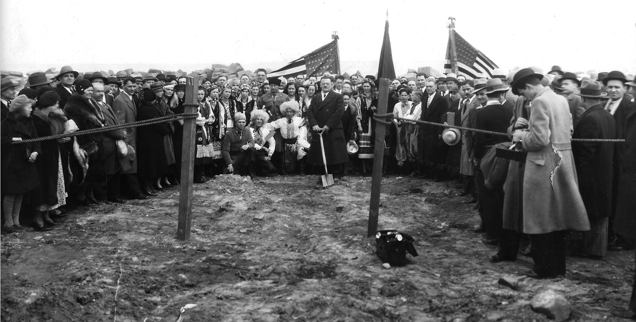 Початок побудови українського павільйону. Фото з архіву УНМ в Чикаго