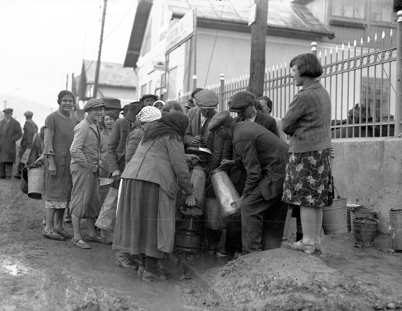 Мешканці набирають воду в колодязі. Борислав, 1920-30 рр.