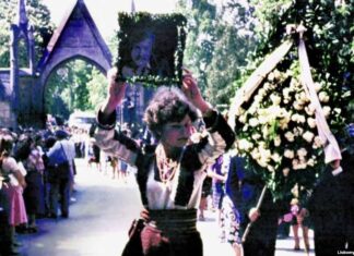 Дорога від помешкання Володимира Івасюка до Личаківського цвинтаря була встелена живими квітами, Львів, 22 травня 1979 року. Фотографії надав Любомир Криса