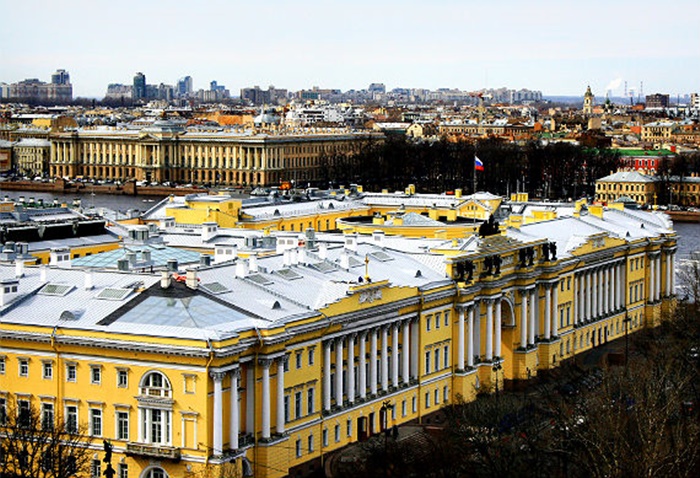 Спільна будівля Сенату й Синоду в Санкт-Петербурзі (збудована у 1860-их), як поєднаня церкви та держави.