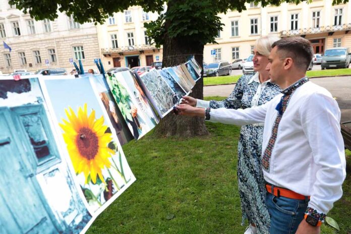 Виставковий проєкт "100 миттєвостей України"