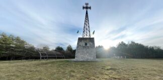 Фото пам’ятного хреста Маркіяну Шашкевичу