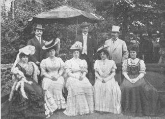 На фото: переможці конкурсу краси у Карлсбаді (зліва направо) жінки: Марта Кейзлер з Відня, Нусіма з Одеси, Аранка Ебен-Айбеншіс з Вісбадена, Йоланта Зінгер з Угорщини, Фернанда Пупер з Парижа; чоловіки: Фридерик Йонас зі Львова, Станіслав Рубчак зі Станиславова (тепер - Івано-Франківськ) та Леон Клебер з Варшави. Österreichische Illustrierte Zeitung, 1906 рік