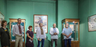 Відкриття виставки «Лиш з тим народом числиться світ, що є здоровий, розумний, сильний і багатий. До 150-річчя від дня народження Івана Боберського». Зліва направо: Уляна Мороз, Тарас Кузь, Олена Роман, Андрій Сова, Святослав Шеремета, Андрій Пилюх. Львів, пл. Ринок, 6, ІІІ поверх, 24 серпня 2023 р. Джерело: https://lvivoblrada.gov.ua/articles/150-richchya-vid-dnya-narodzhennya-ivana-boberskogo-u-lvivskomu-istorichnomu-muzeji-predstavili-tematichnu-vistavku.