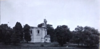 Костел Усіх Святих у Годовиці на світлинах 1977 року Панорама озера і костелу Усіх Святих у Годовиці. Автор світлини В. Лащенко. 1977 р.