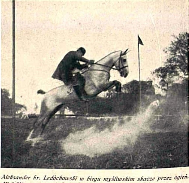 Рівне. 1913 рік. Граф Олександр Лєдуховський долає вогняну перешкоду на мисливських перегонах. Фото з “Тижневика ілюстрованого”