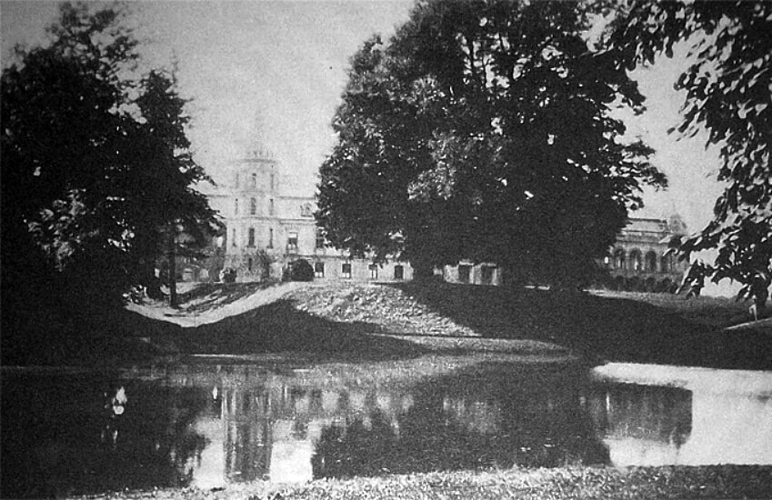 Стави омивали палац з трьоx боків. Фото з книги Р. Афтанази “Історії резиденцій на давніx кресаx”
