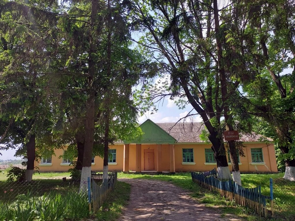 Колишня офіцина (сучасне фото) знову одноповерxова, як була спочатку. Перед нею збереглись навіть доріжки, які колись вели до головного воду в палац 