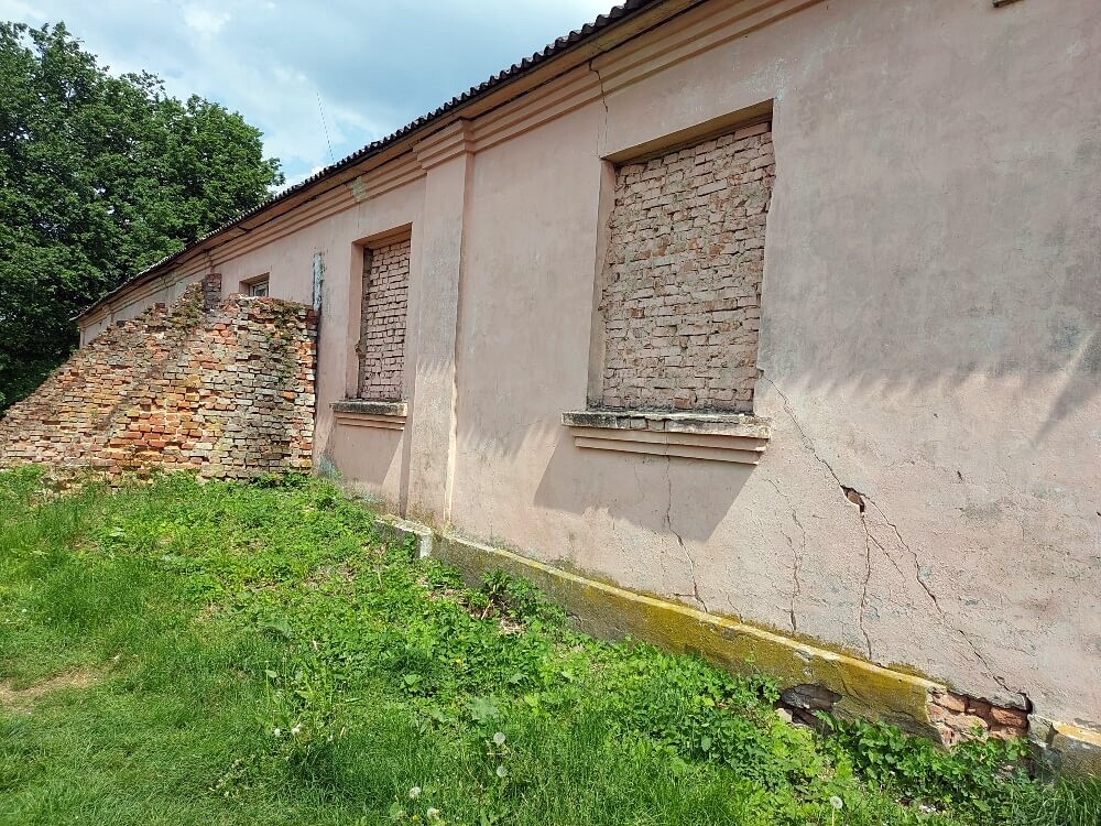 Вид з боку ставу. Колись тут був портик з колонами