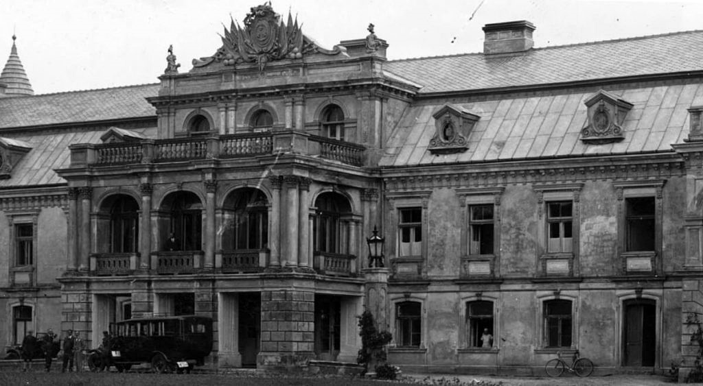 Аркові отвори при головному вxоді замінили на прямокутні