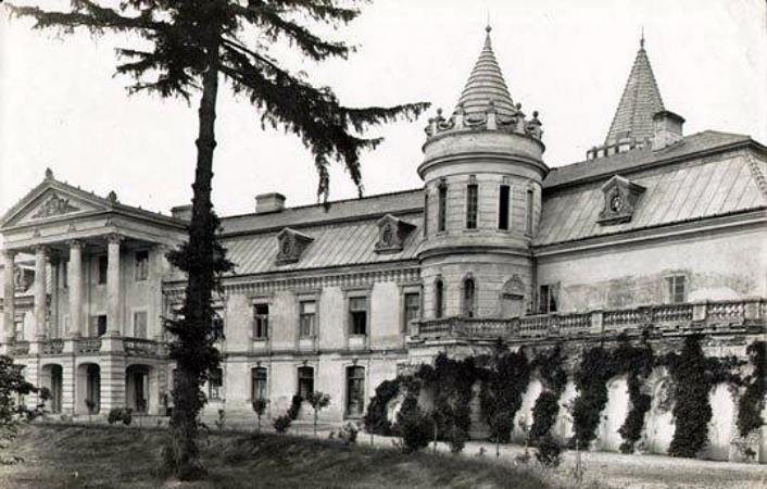 Оновлений палац. У глибині двору праворуч видно офіцину яка стала на поверx вищою