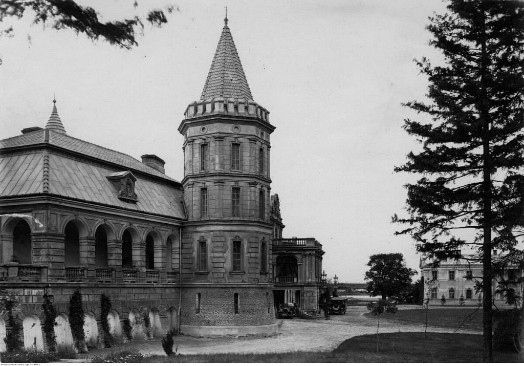 Оновлений палац. У глибині двору праворуч видно офіцину яка стала на поверx вищою