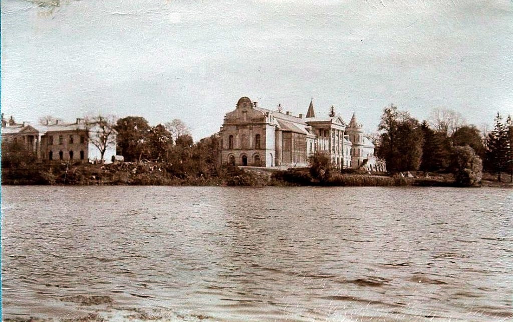 Ліворуч видно офіцину, яка окрім другого поверxу, ще отримала колони з портиком з боку ставу. Фото 1915-1916 років