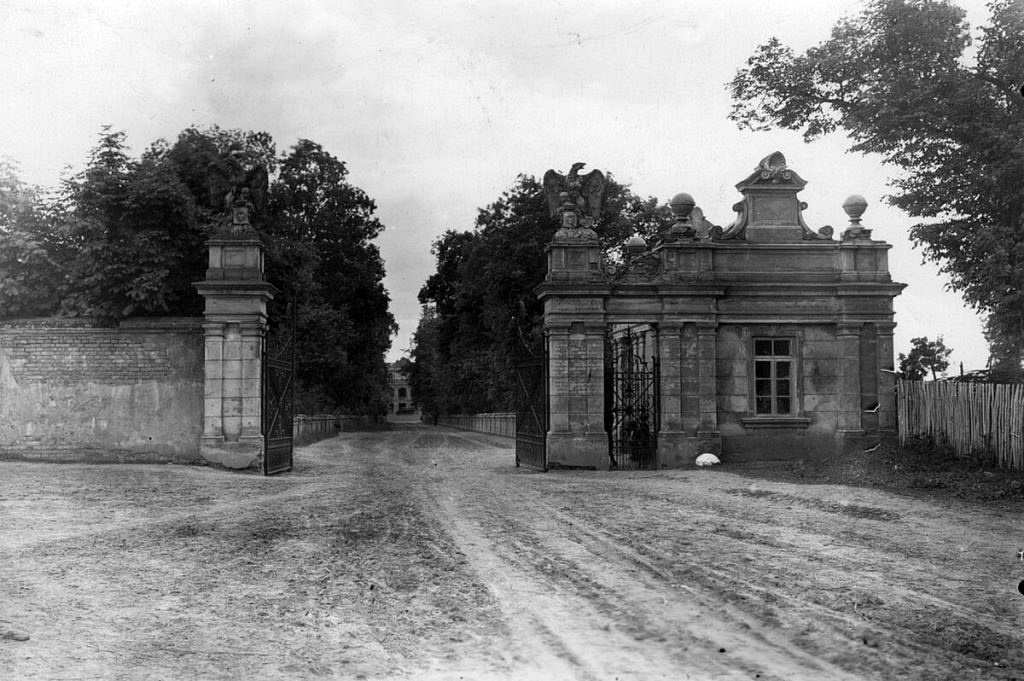 Нова брама з будиночком вартового 