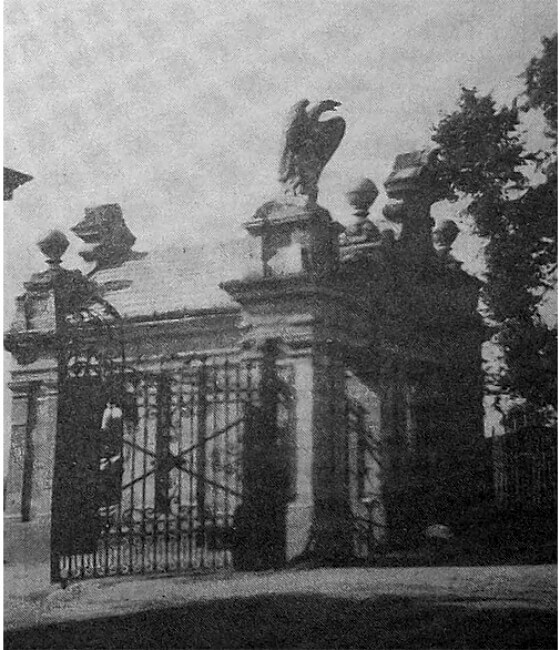 В’їзна брама. Фото з книги Романа Афтанази