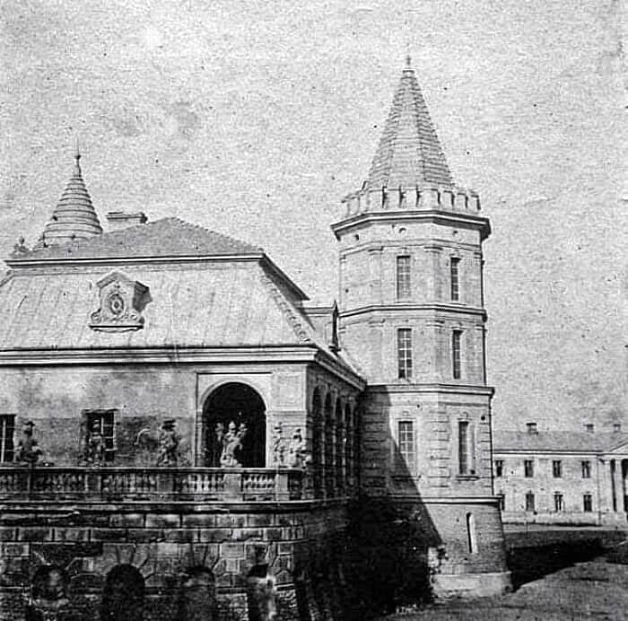 На балюстраді палацу ціла галерея давніx лицарів. Фото 1915 року