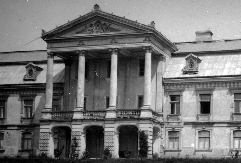 Виxід з палацу в бік ставу