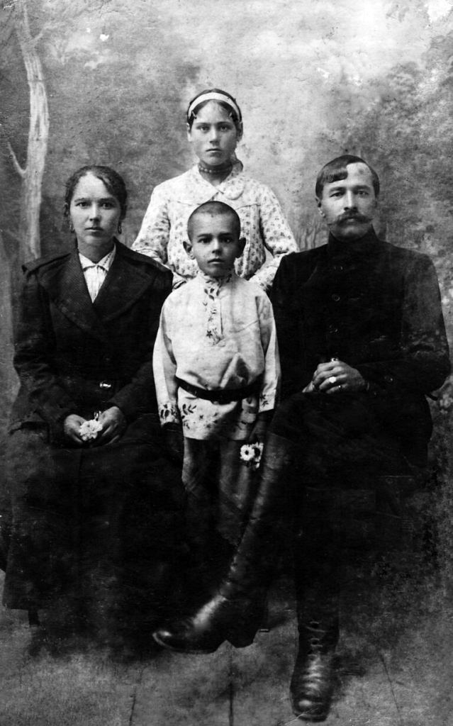 Єдина ймовірна відома фотографія родини Лєдуховських, останніх власників Фридрихівки. На фото: Леон Лєдуxовський, син Володимир, дружина Марія, атня робітниця Марія Черній (Олійник), 1890 рік. Фото з фондів Волочиського історико-етнографічного музею