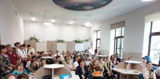 Учасники заходу з нагоди 150-річчя від народження Івана Боберського. Львівська академічна гімназія (вул. Степана Бандери, 14), 12 вересня 2023 р.