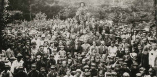 Члени коша «Червона Калина» в Бориславі. На звороті світлини підпис: «На пам’ятку про Село-Пласт Високоповажаному Панові Отаманові проф[есору] С[еверину] Левицькому». 22 липня 1928 р., с. Тустановичі.