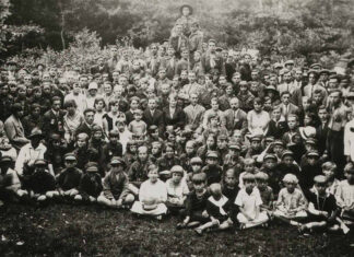 Члени коша «Червона Калина» в Бориславі. На звороті світлини підпис: «На пам’ятку про Село-Пласт Високоповажаному Панові Отаманові проф[есору] С[еверину] Левицькому». 22 липня 1928 р., с. Тустановичі.