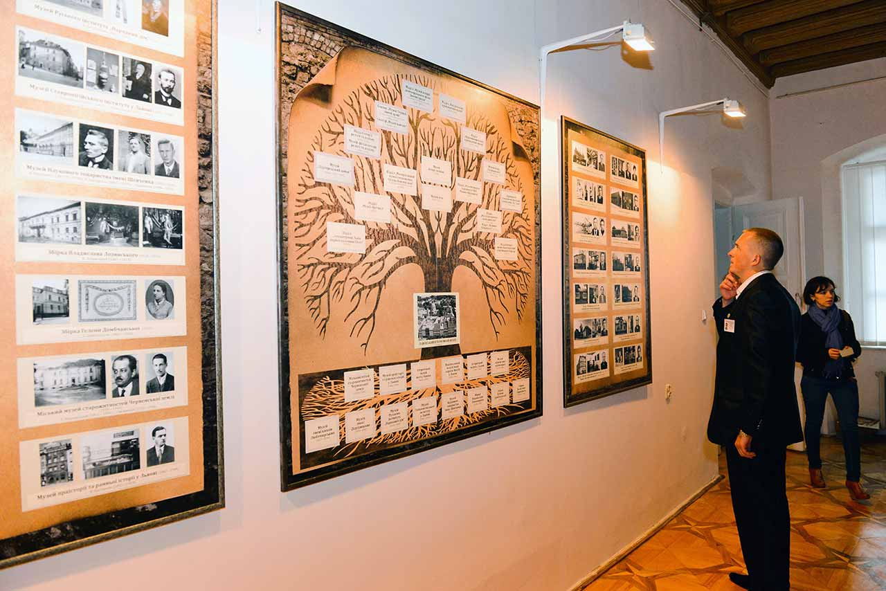 Андрій Музика розглядає схему розгалуження підрозділів Львівського історичного музею