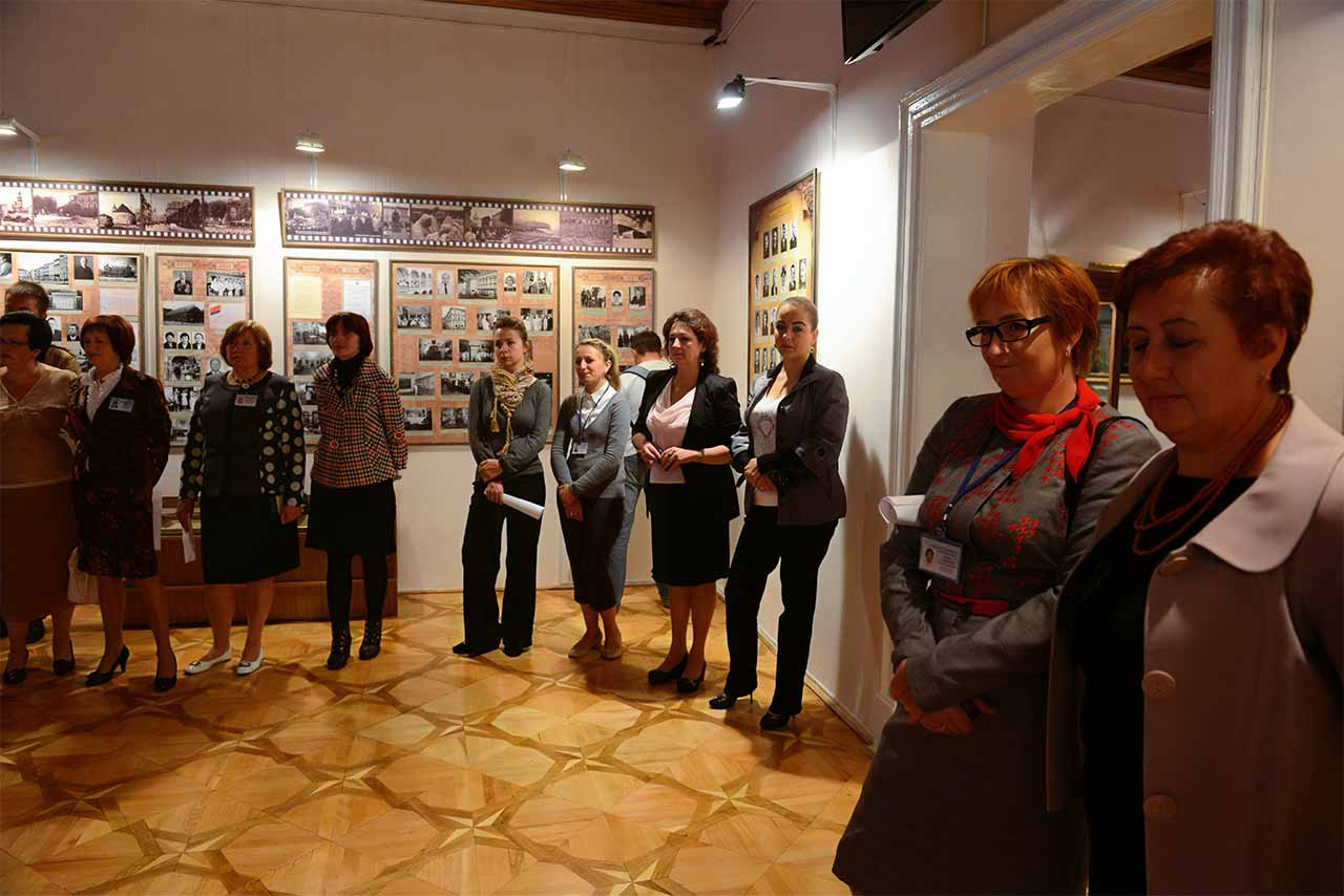 Працівники музею на виставці «ЛЬВІВСЬКИЙ ІСТОРИЧНИЙ МУЗЕЙ: ПОДОРОЖ У ЧАСІ» 2013 року