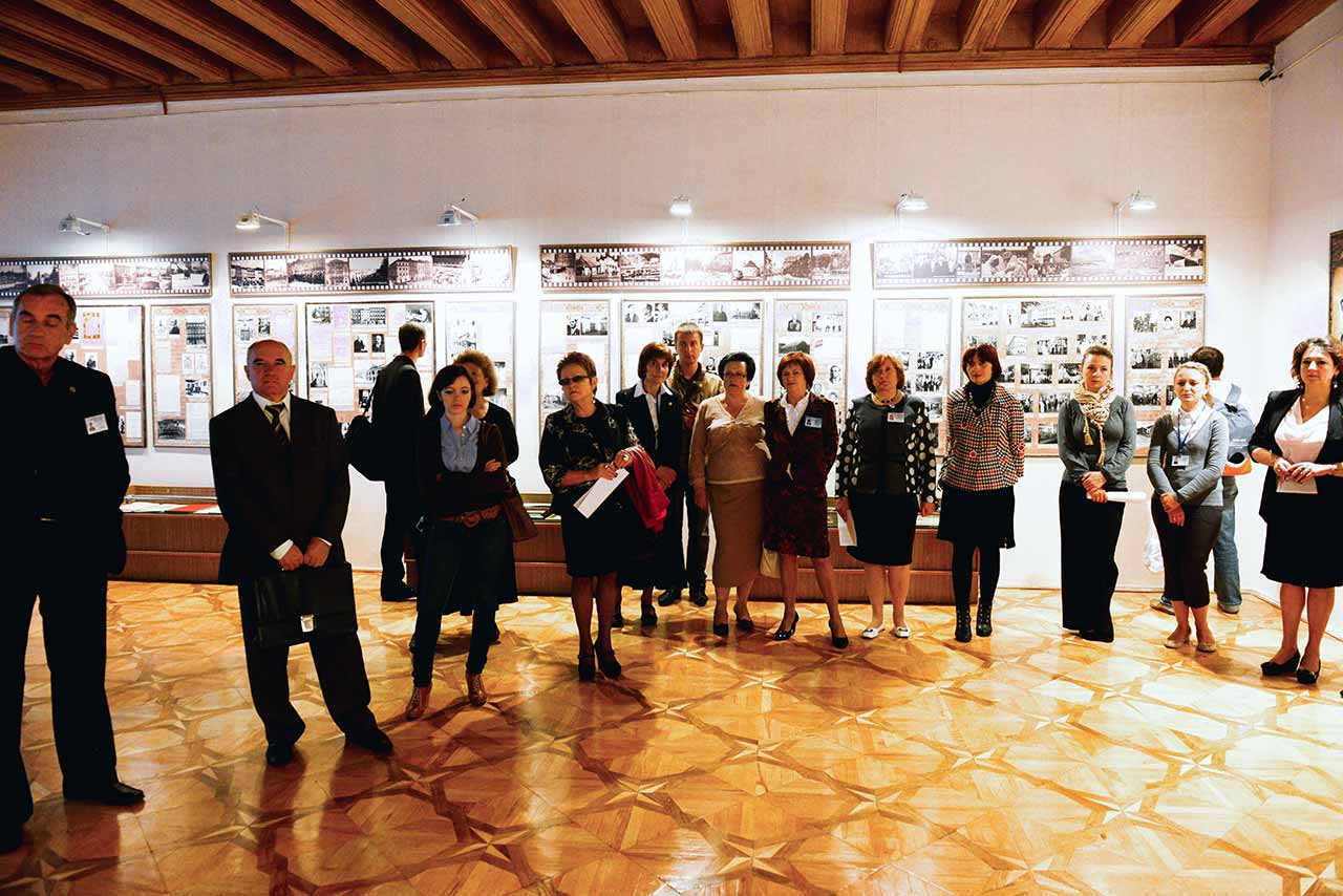 Працівники музею на виставці «ЛЬВІВСЬКИЙ ІСТОРИЧНИЙ МУЗЕЙ: ПОДОРОЖ У ЧАСІ» 2013 року