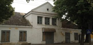 Один із найстаріших (а можливо й найстаріший) будинків Рівного на вулиці 16 Липня, 59 очікує на вирішення його долі