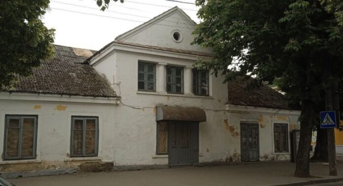 Один із найстаріших (а можливо й найстаріший) будинків Рівного на вулиці 16 Липня, 59 очікує на вирішення його долі