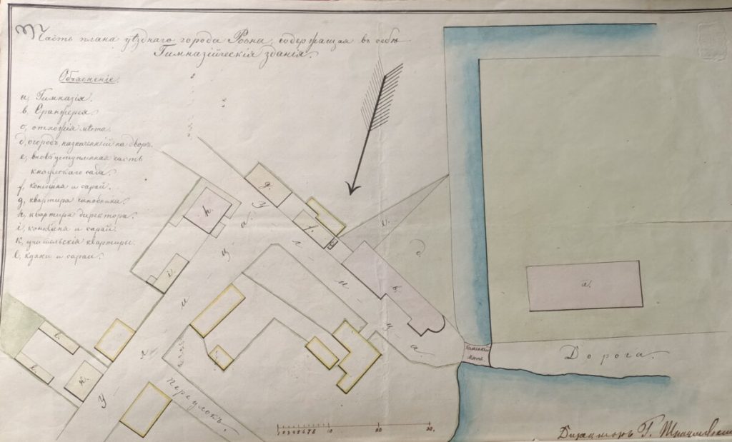 “Часть плана уєзднаго города Ровно содєржащая в сєбє гімназічєскіє зданія”. Праворуч внизу підпис: “Дірєктор Г. Траутереттер”. Словами “уліца” і “дорога” позначено теперішні вулиці 16 Липня і Драгоманова. У лівій частині плану буквою “h” позначено наш будинок. На плані позначено і кам’яний міст на теперішній Драгоманова перед колишньою будівлею оранжереї. План з фондів ДАРО. Надала Людмила Леонова