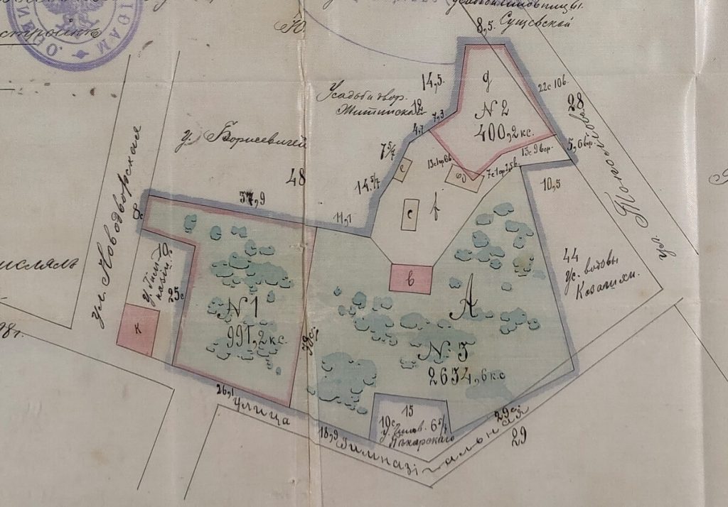 Фрагмент із загального плану – план садиби Юзефи Павлової. На розі вул. Новодворської і Гімназіальної рожевим (означає мурований) кольором під буквою “к” позначено наш історичний будинок 