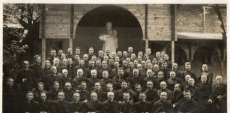 Групове фото у дворі Греко-католицької духовної семінарії у Львові. На тлі першого пам'ятника митрополитові Андрею у Львові, 1932 р.