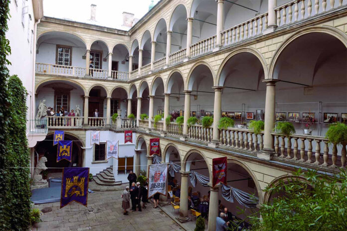 Львівський історичний музей. Італійське подвір'я Львівський історичний музей. Італійське подвір'я