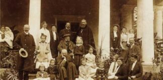 Родина Шептицьких біля входу в родинний маєток в Прилбичах, Львівської області Фото: pilgrimage.in.ua