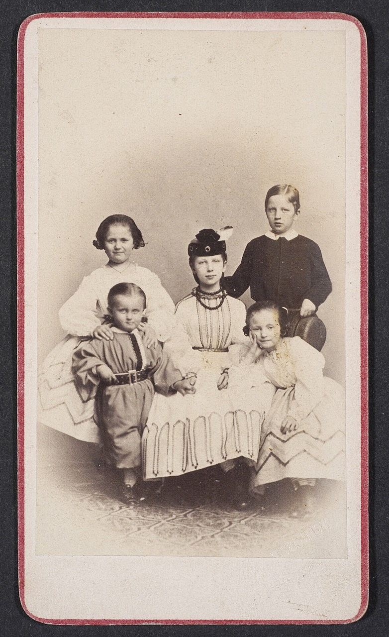 Фотографія дітей, Львів, 1862 рік. Фото Теодора Шайнока
