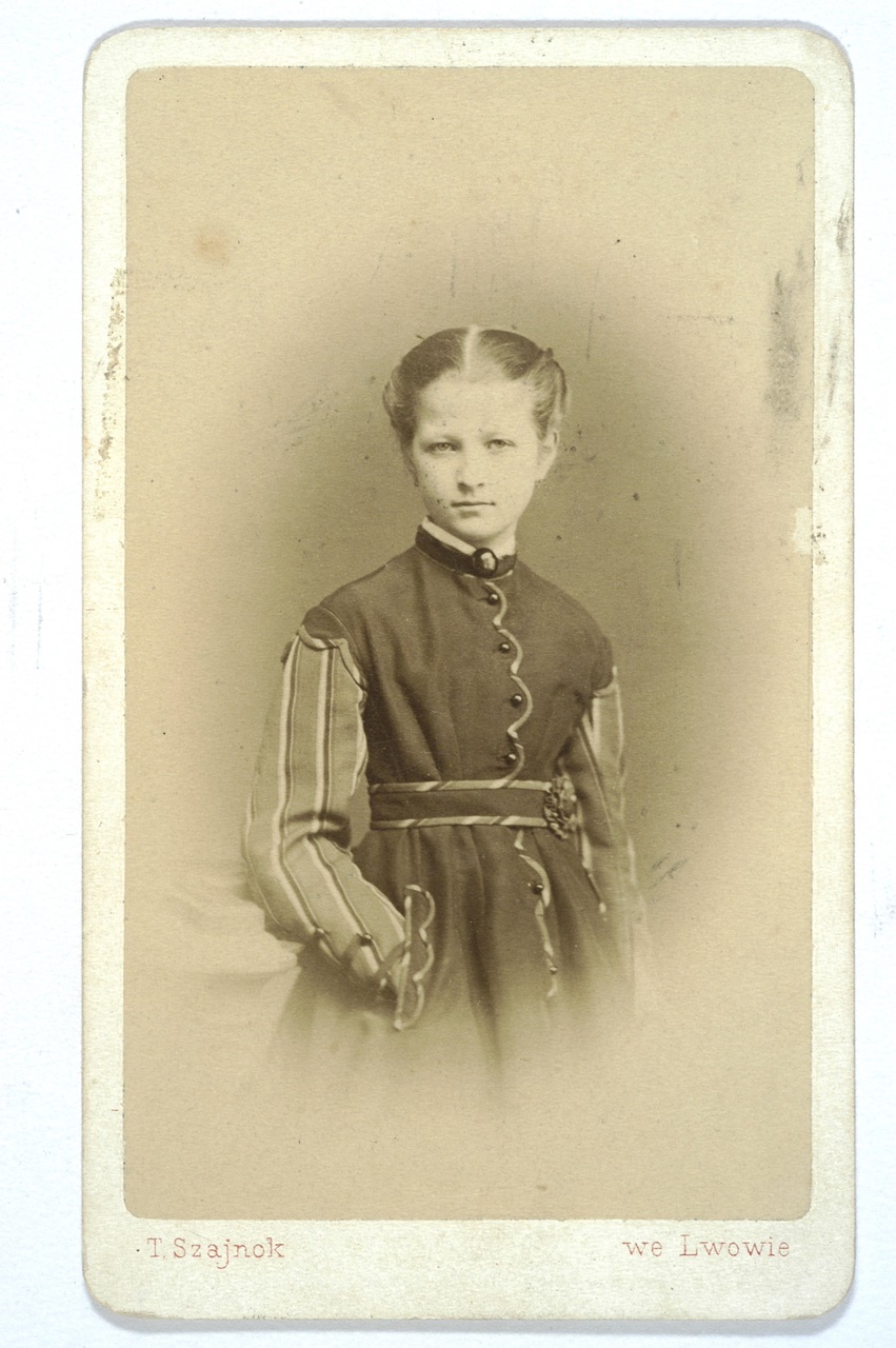 Портрет дівчини, Львів, 1860-ті. Фото Теодора Шайнока