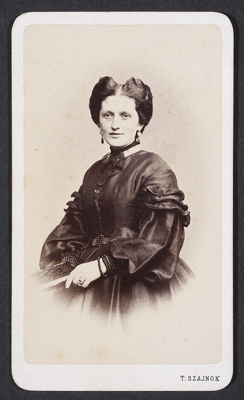 Портрет жінки, Львів, 1860-ті роки. Фото Теодора Шайнока